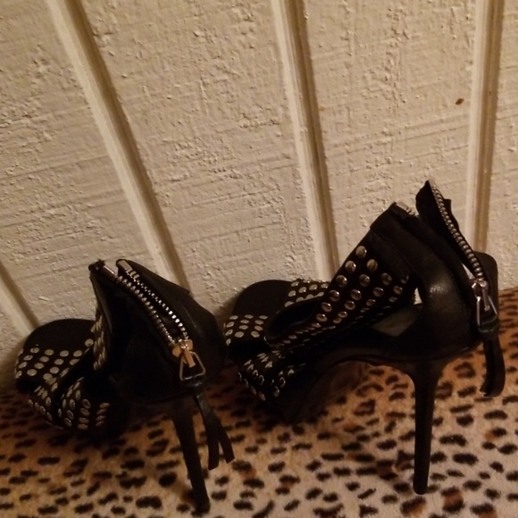 Burberry studded stilletos - Picture 3 of 8